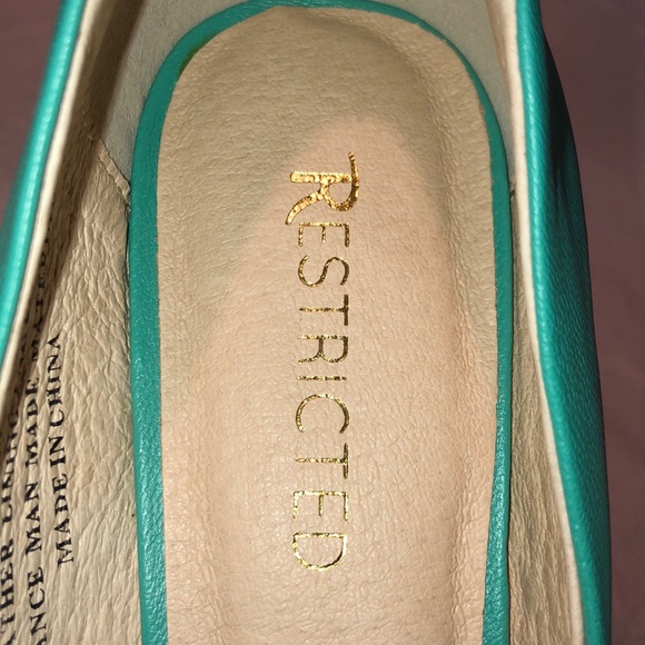 Restricted Teal and Gold Heels - Picture 6 of 8